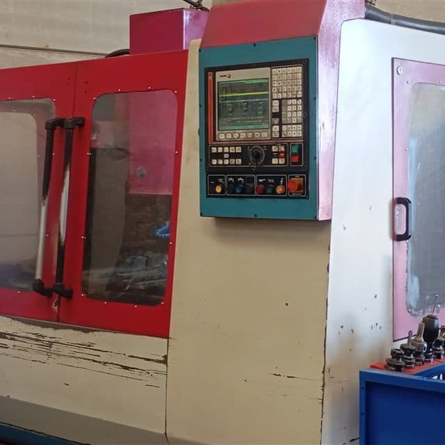 Panel de control CNC en el taller de Mecanizados Pérez en Ourense