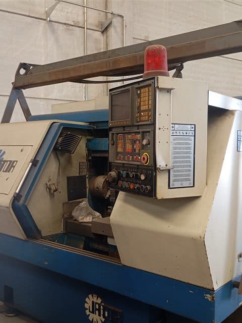 Torno CNC en el taller de mecanizados de Ourense